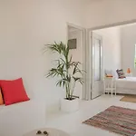 Βίλα Bohemian Nest - Cheerful 2-bedroom With Pool