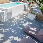 Βίλα Bohemian Nest - Cheerful 2-bedroom With Pool