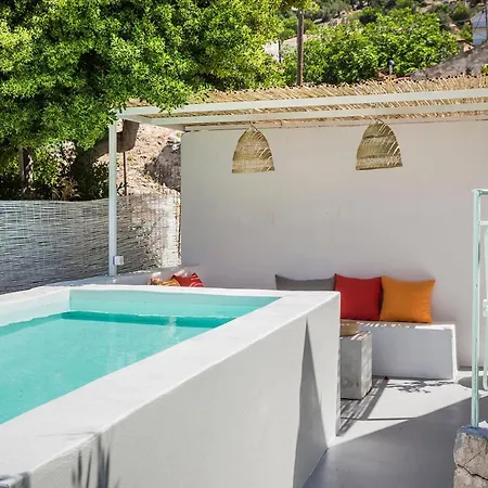 Villa Bohemian Nest - Cheerful 2-bedroom With Pool