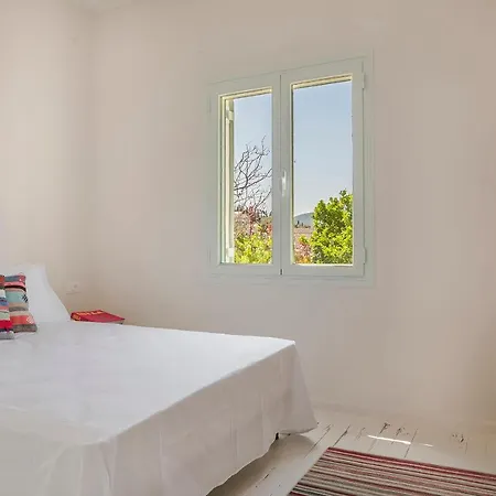 Bohemian Nest - Cheerful 2-bedroom With Pool *